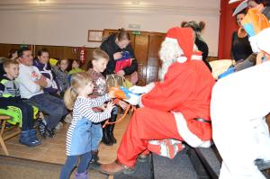 Otroško veselje ob obisku Božička 3